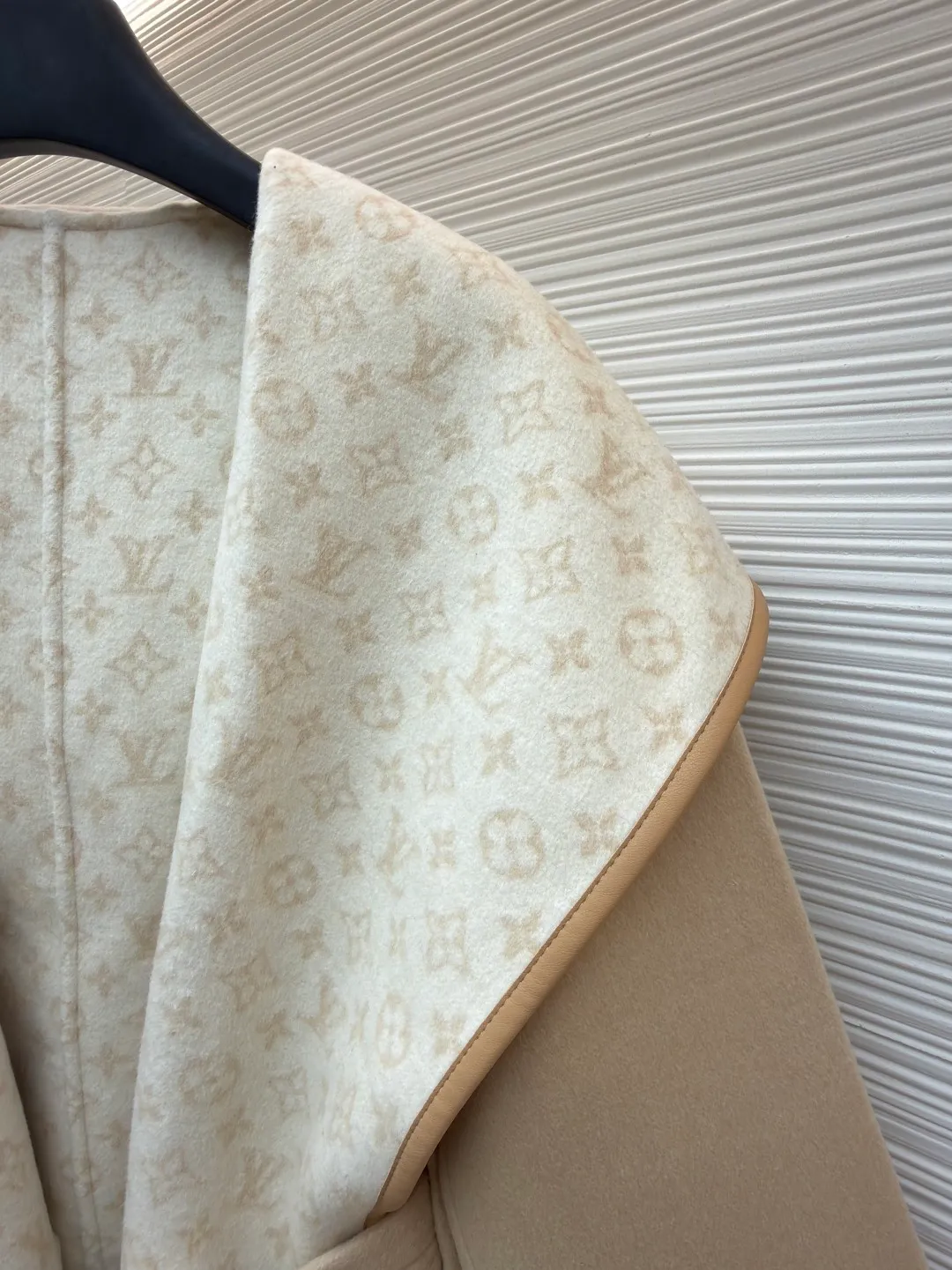 LOUIS VUITTON Wool lace-up hooded coat (mid-length) ●Original version: Purchased and developed at 27999 ●Item number: 1682301-J025 ●Fabric: wool fabric ●Technology: jacquard production ●Color: sand color ●Version: loose fit ●Weight: about 1555 grams ●Size: 34-36-38-40 ●Description: This presbyopic wool coat is made of double-sided blended wool fabric imported from Italy. The main part is made of high-density matte black wool, which has been pre-shrunk and steam-set to ensure that the fabric is stiff and not easily deformed. The large lapel and belt areas use jacquard weaving technology to present the classic presbyopic pattern as a three-dimensional texture. The pattern is digitally positioned and plated to ensure that the texture is symmetrical and clear. The body of the garment is unlined and double-sided sewn to reduce the weight of the garment while improving skin-friendliness. The cuffs and hem are hand-stitched to reveal exquisite details. The waist is customized with a wide belt of the same fabric, with an adjustable buckle design with invisible stitching, allowing the silhouette to be freely adjusted; the neckline adopts a double-layer composite structure, combined with the fixation process of hand-made arch stitches, to make the large lapels more three-dimensional. Every splicing follows the precision sewing standard of 1cm/8 stitches, perfectly integrating craftsmanship and design aesthetics. The overall wiring is straight and delicate, the fabric is comfortable and soft, and the color is consistent without color difference. It can be matched with the same style to create a fashionable look and control various occasions. Customized accessories, complete with three standards, same style for men and women!